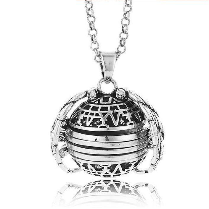 Beautiful Wing Shaped Pendant Necklace