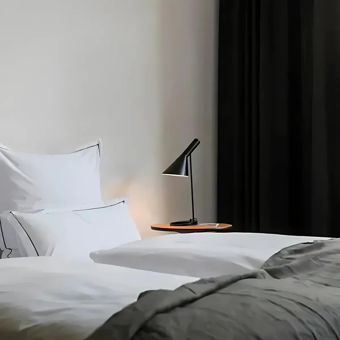 Simple Elegant Desk Light
