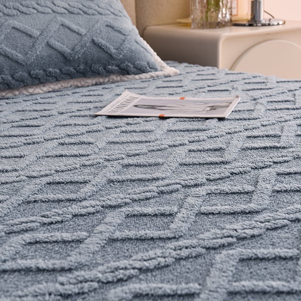 Cozy Plush Blanket for All Seasons Sleep