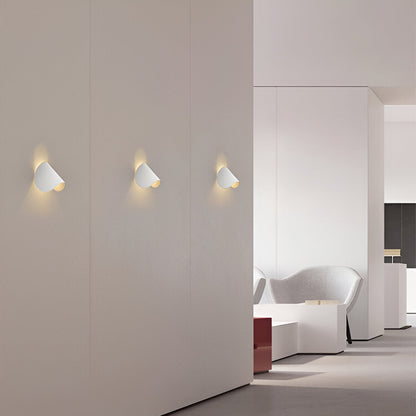 Flexible Adjustable Metal Wall Light with Curved Shade