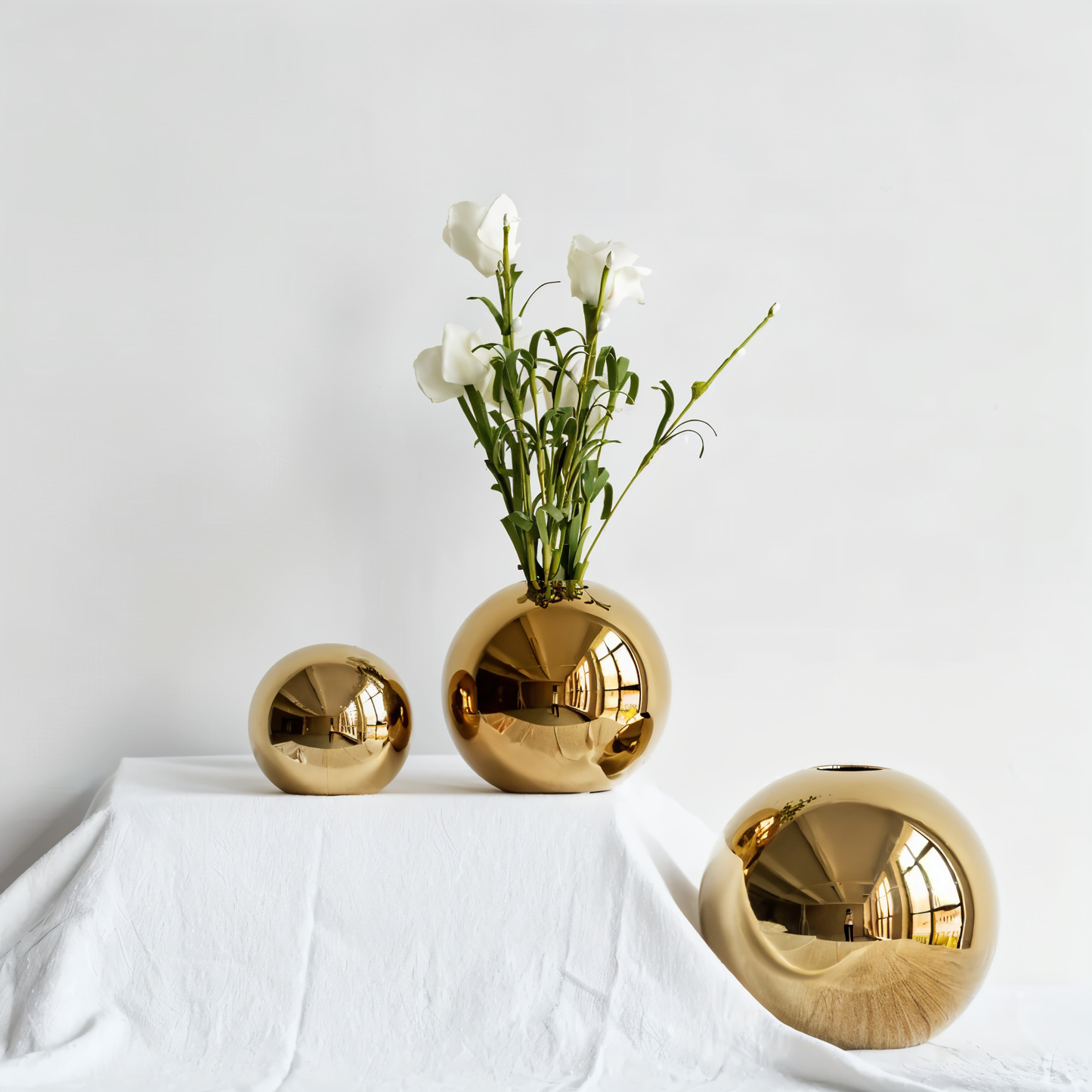 Luxurious Gold Ceramic Round Vase