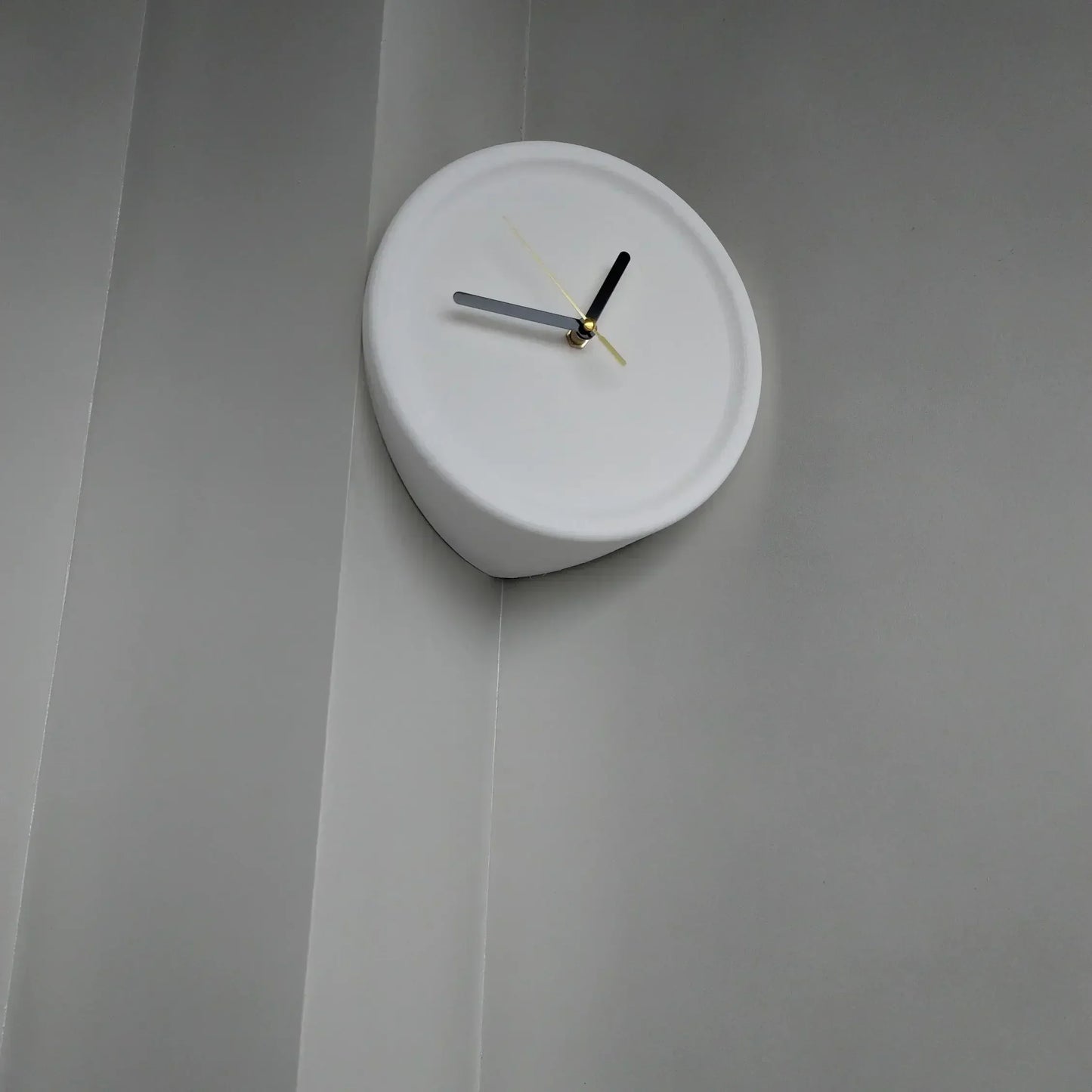 Quiet Modern Wall Clock No Drilling Needed