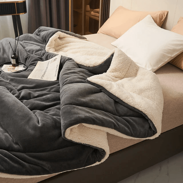 Cozy Plush Fleece Throw Blanket for Winter Comfort
