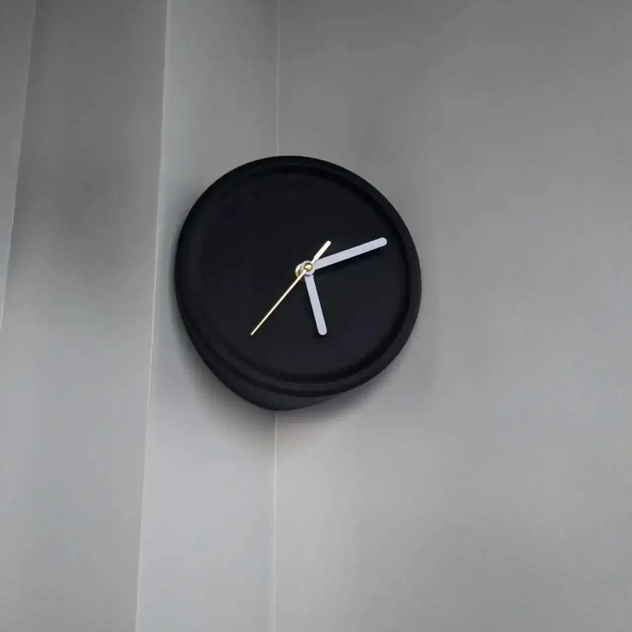 Quiet Modern Wall Clock No Drilling Needed
