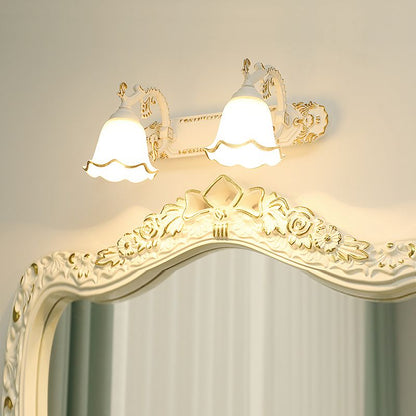 Traditional Style Wall Light with Antique Look