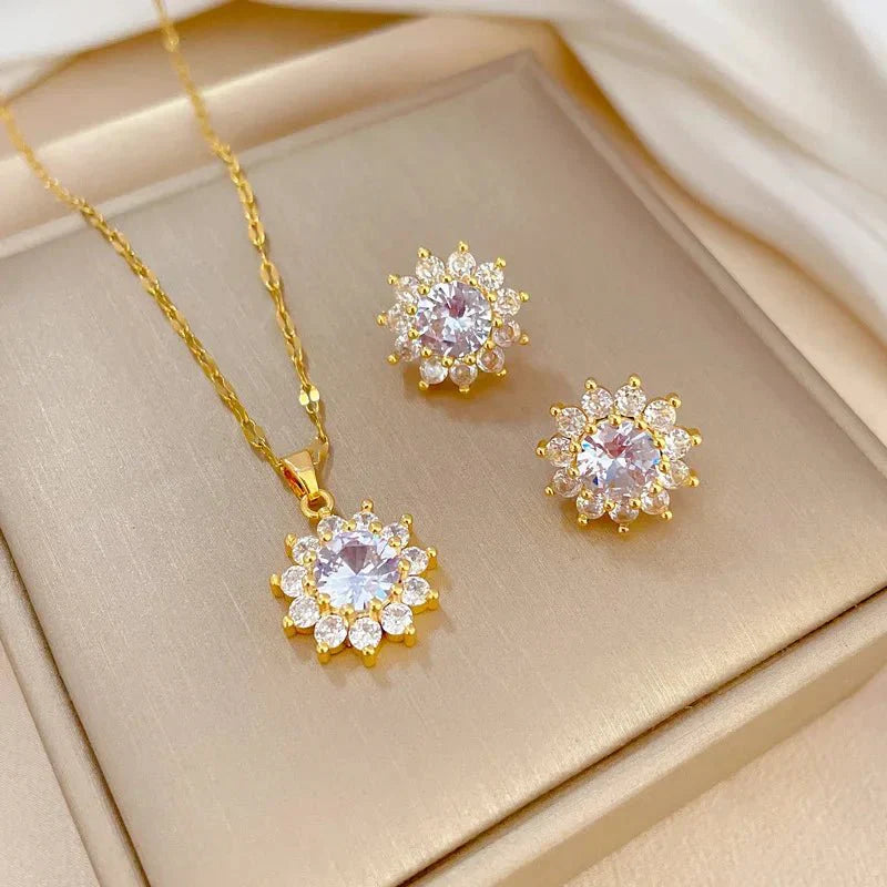 Beautiful Flower Pendant Necklace Set