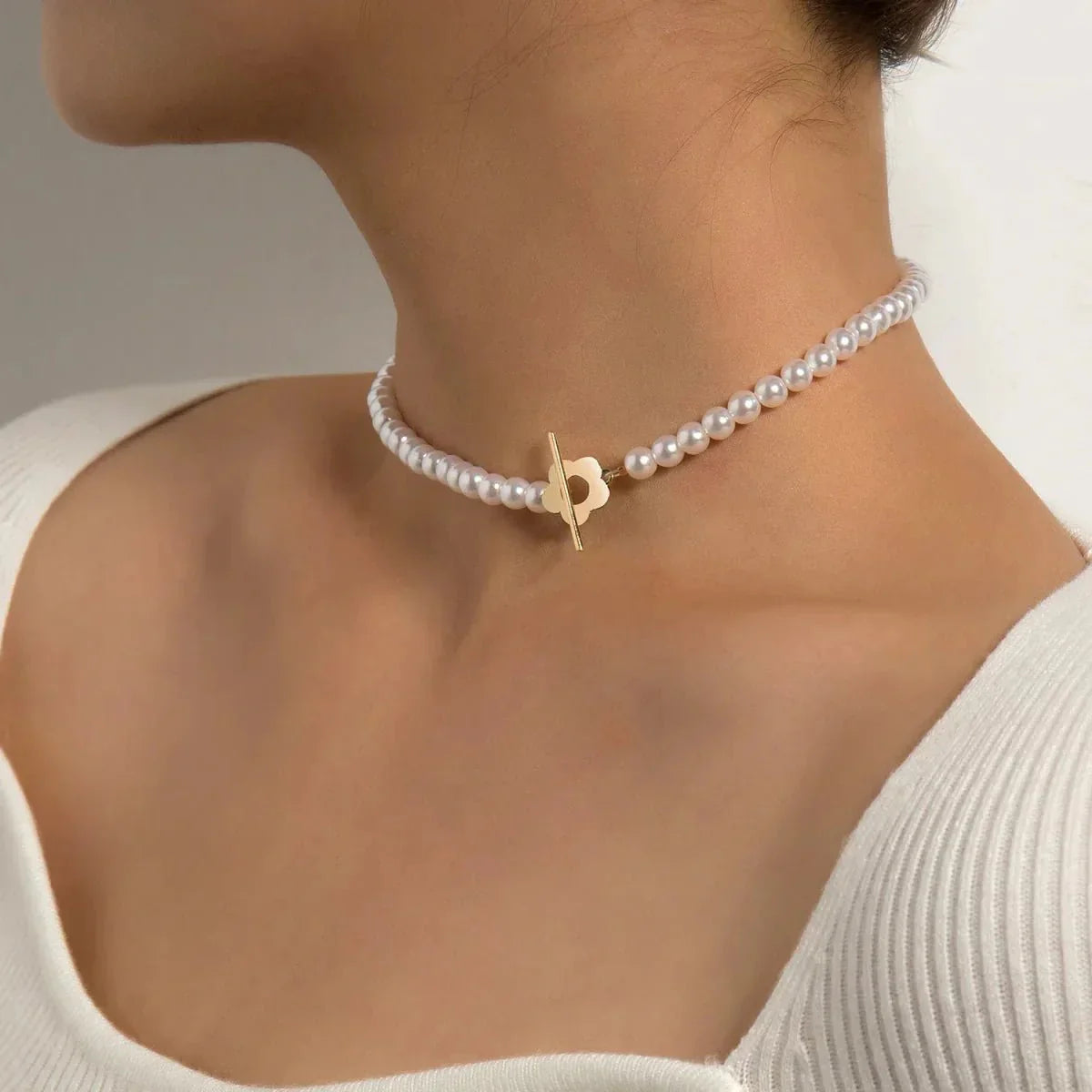 Delicate Floral Pendant Choker Necklace