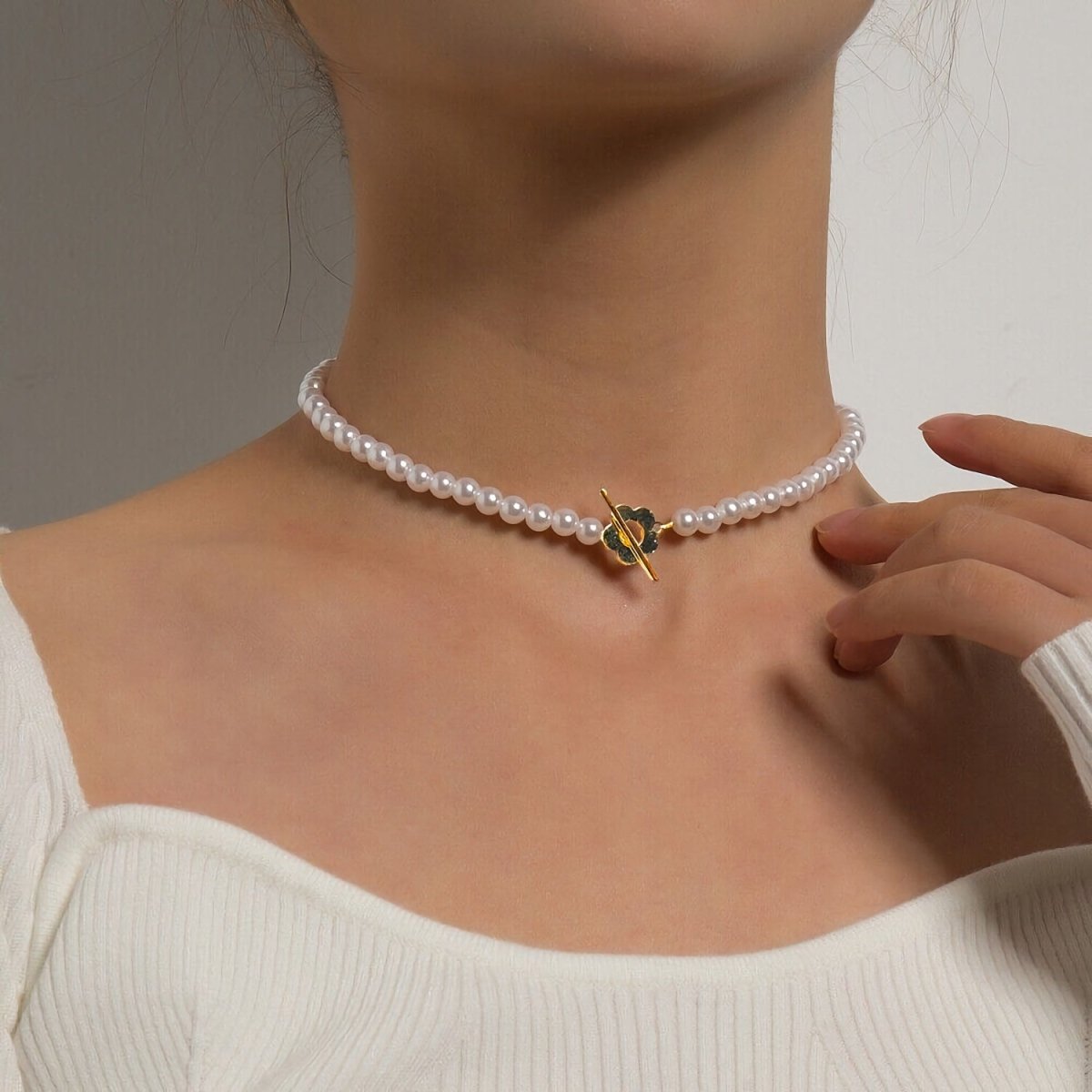 Delicate Floral Pendant Choker Necklace