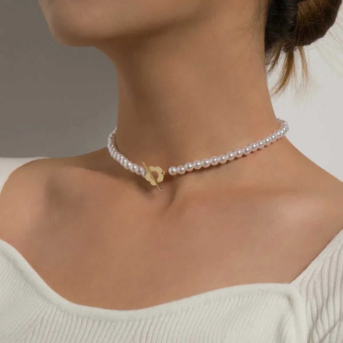 Delicate Floral Pendant Choker Necklace