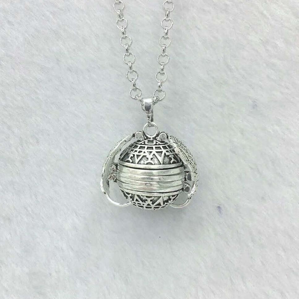 Beautiful Wing Shaped Pendant Necklace