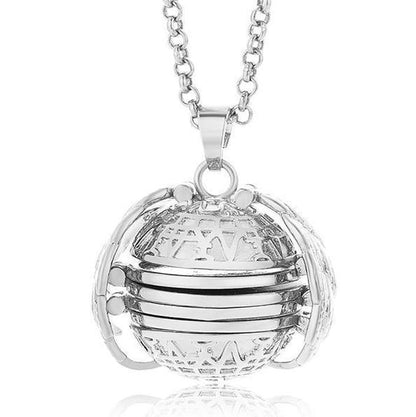 Beautiful Wing Shaped Pendant Necklace