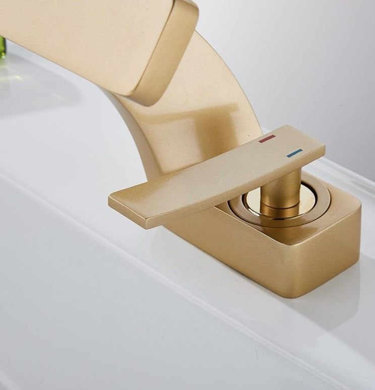 Stylish Chrome Kitchen Sink Faucet