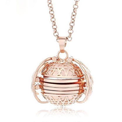 Beautiful Wing Shaped Pendant Necklace